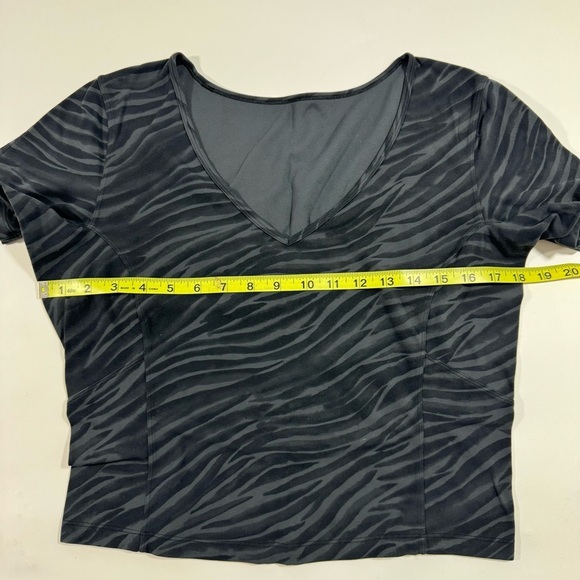 Lululemon Nulu Crop Slim Yoga Tee Shirt Le Tigre Camo - Picture 5 of 5